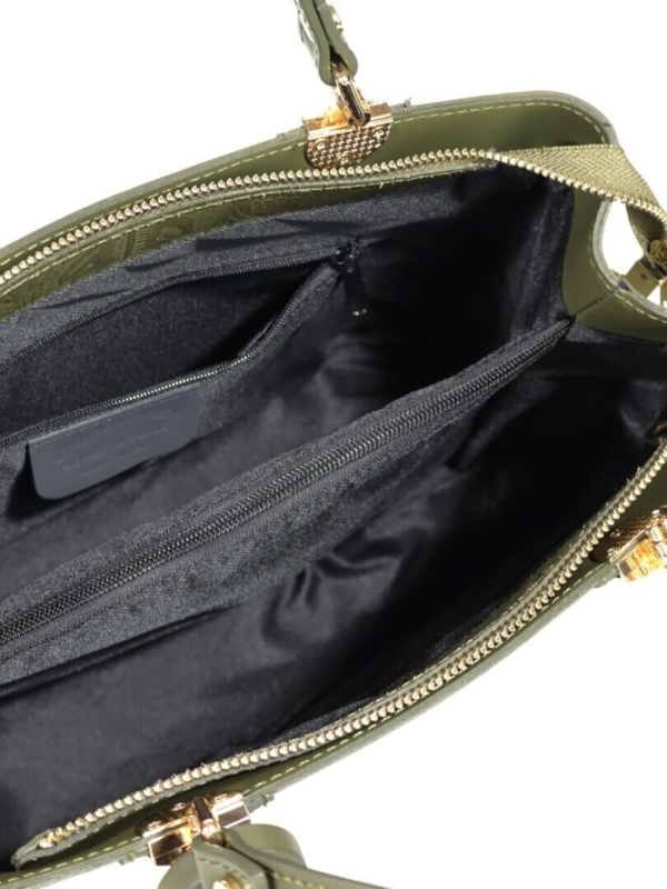 Вътрешно разпределение на кожена чанта с три отделения, средна преграда с цип и черен текстилен хастар.