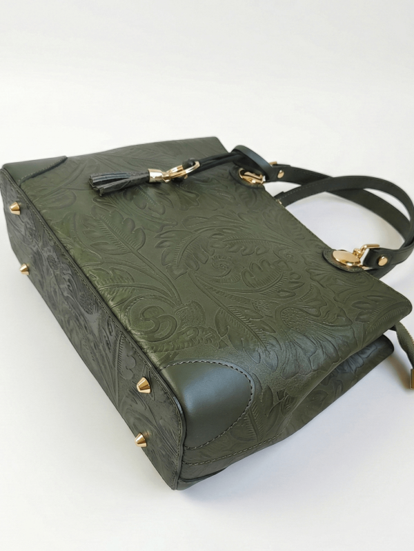 Твърдо дъно на зелена чанта от естествена кожа с предпазни метални крачета и златист обков, страничен изглед.