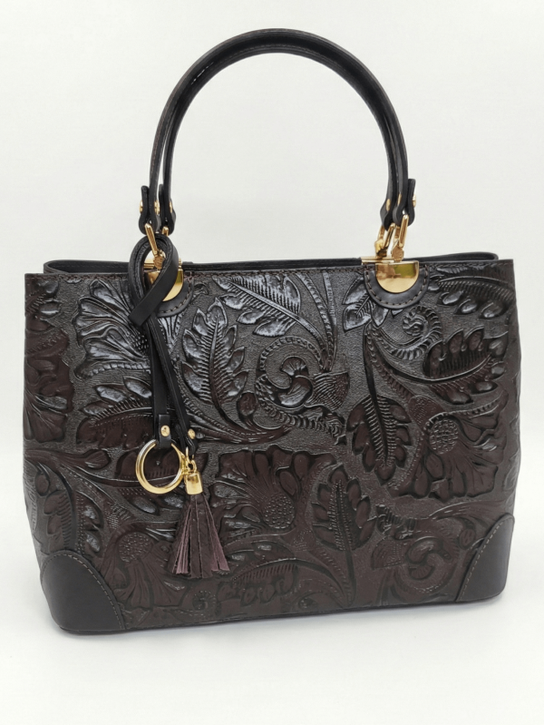 Лицева част на луксозна чанта от тъмно кафява кожа с релеф, винтидж дизайн, къси дръжки и златист обков