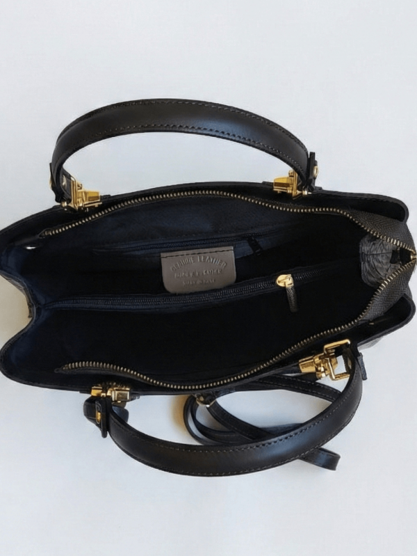 Вътрешно разпределение на кожена чанта с три отделения, среден джоб с цип, черен хастар и етикет Genuine Leather Made in Italy.