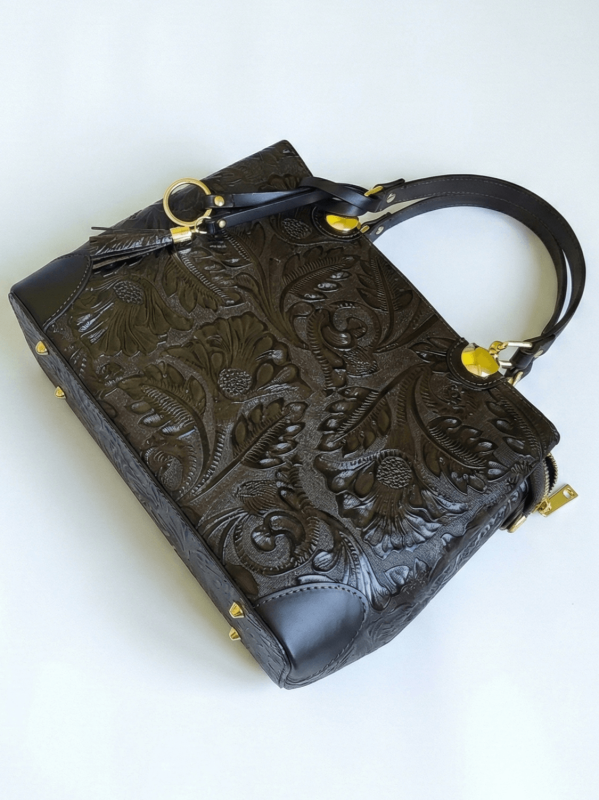 ъмно кафява дамска чанта от естествена кожа с релефни флорални мотиви, страничен изглед, Vera Pelle, златисти елементи.