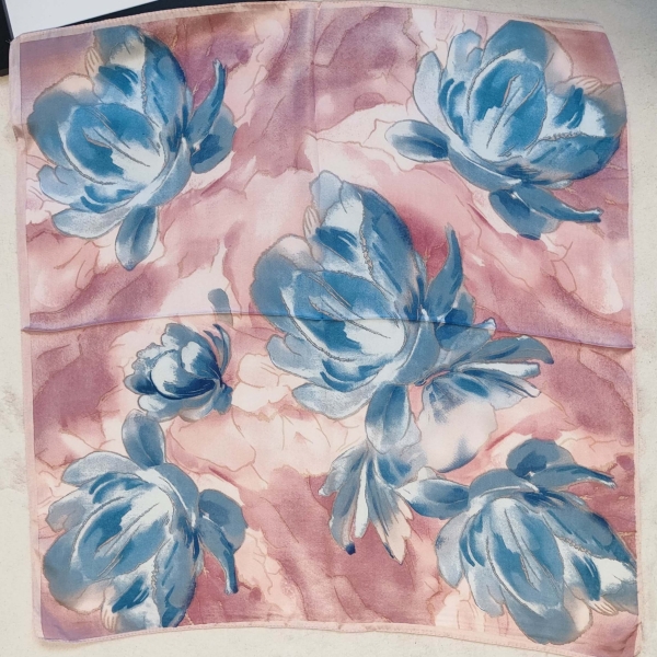 Разгънат квадратен шал от вискоза с принт на едри сини цветя и розов фон 70х70 см.
