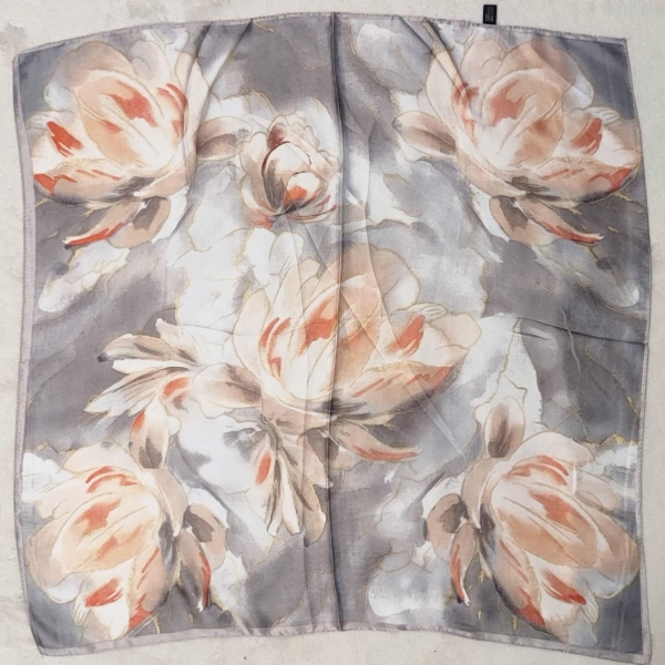 Елегантен сатенен шал от вискоза с прасковени цветя на сив фон, размер 70 на 70 см.
