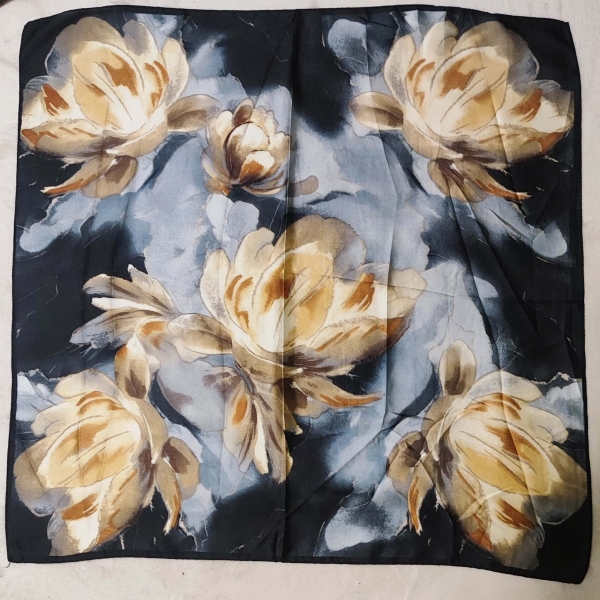 Дамски сатенен шал на черен фон с големи бежови и златни цветя, размер 70 на 70 см.