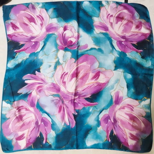Квадратен шал от вискоза с принт на едри розови магнолии върху син фон, 70х70 см.