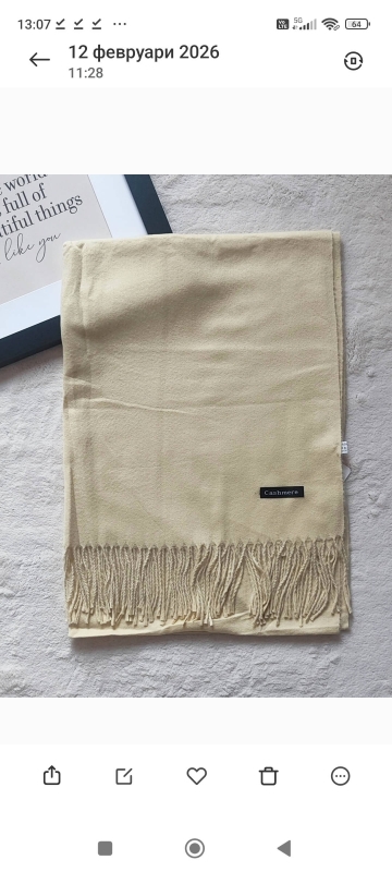 Сгънат дамски шал от кашмир в цвят екрю с етикет Cashmere.