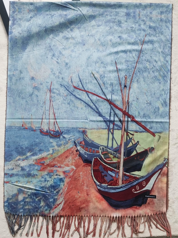 "Дамски кашмирен шал с принт на картина Ван Гог Рибарски лодки, разгърнат вид"