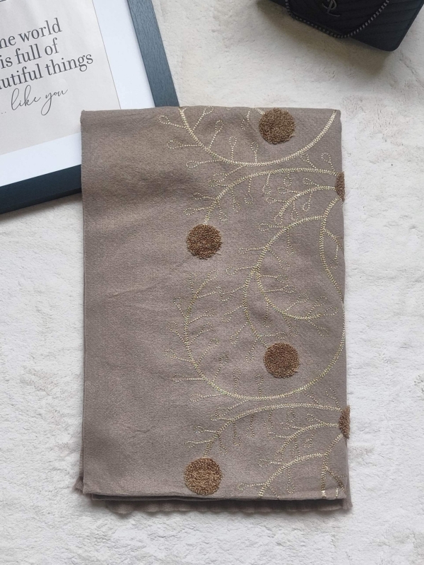 Елегантен топъл шал в Бежово с  луксозна златна бродерия