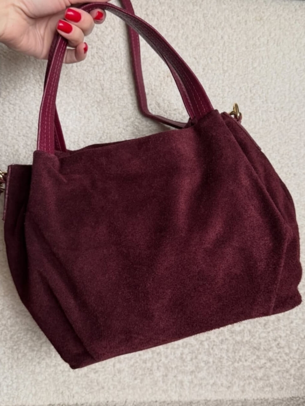 Мека велурена чанта Camoscio тъмно червена с къси дръжки.