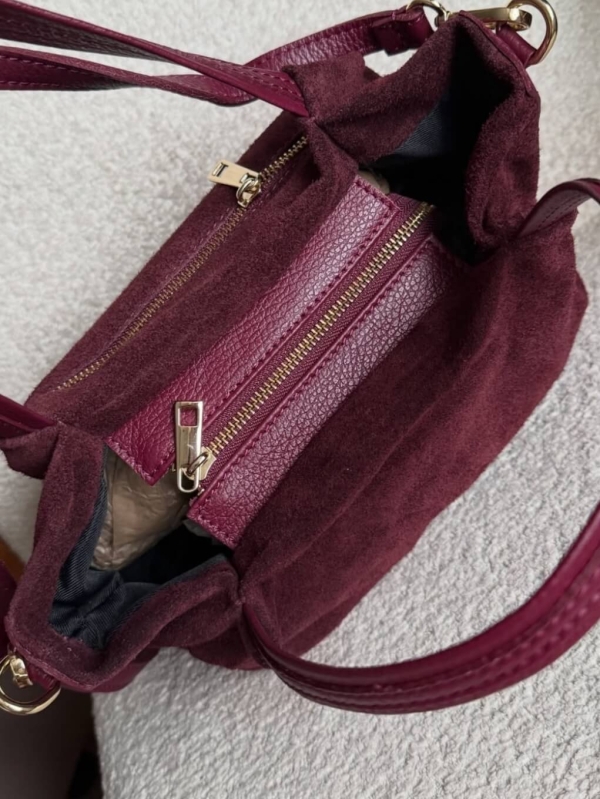 Италианска чанта велур със златисти елементи и метален цип.