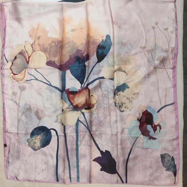 Розов сатенен шал с едри цветя и листа 90/190 см.