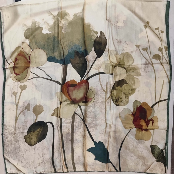 Дамски сатенен шал 90/190 см с принт на цветя в охра и кафяво.