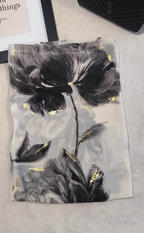 Бял шал от вискоза с принт на черни цветя и злато.