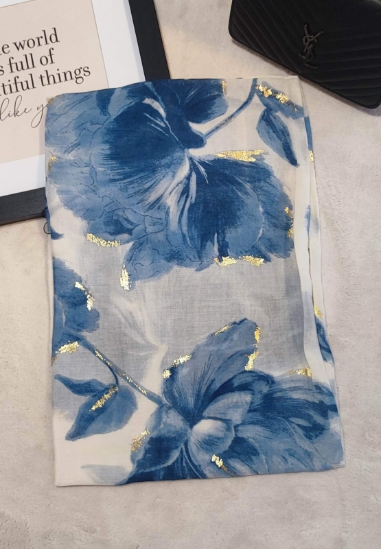 Сгънат шал от вискоза със син флорален принт и злато.