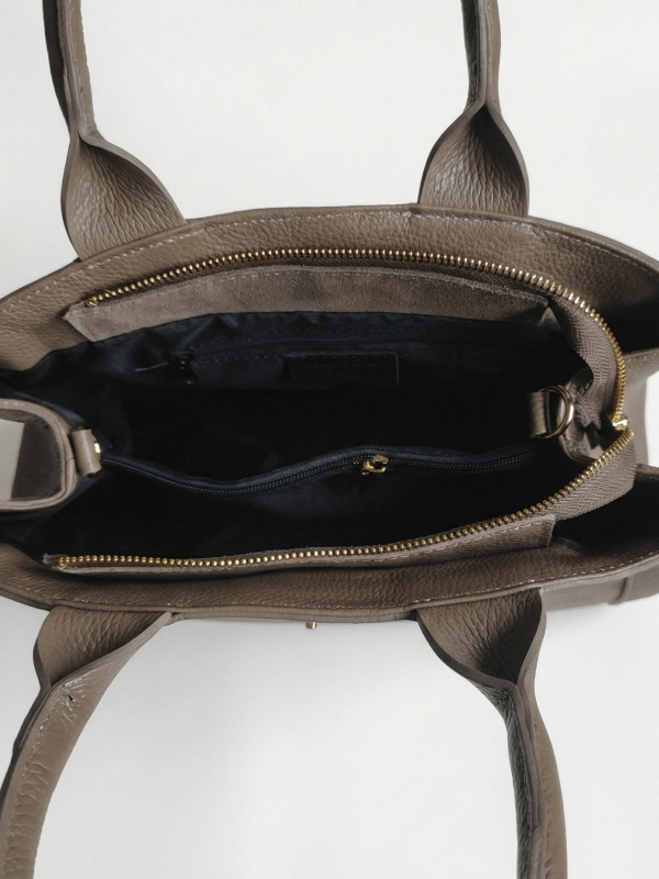 Internal layout of the bag with three compartments and black lining.