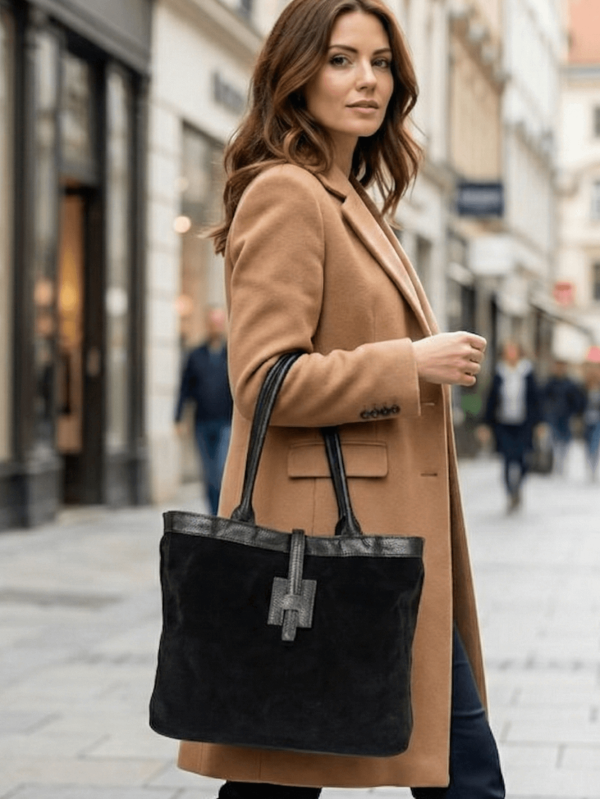 Дамска чанта тип шопър от велур, носена на рамо от модел.