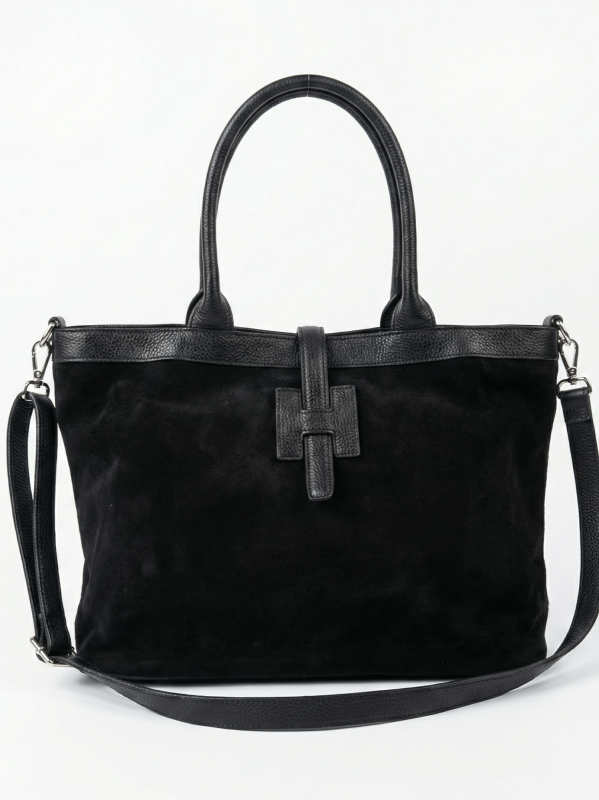 Дамска чанта с променяща се форма и декоративен кожен елемент.