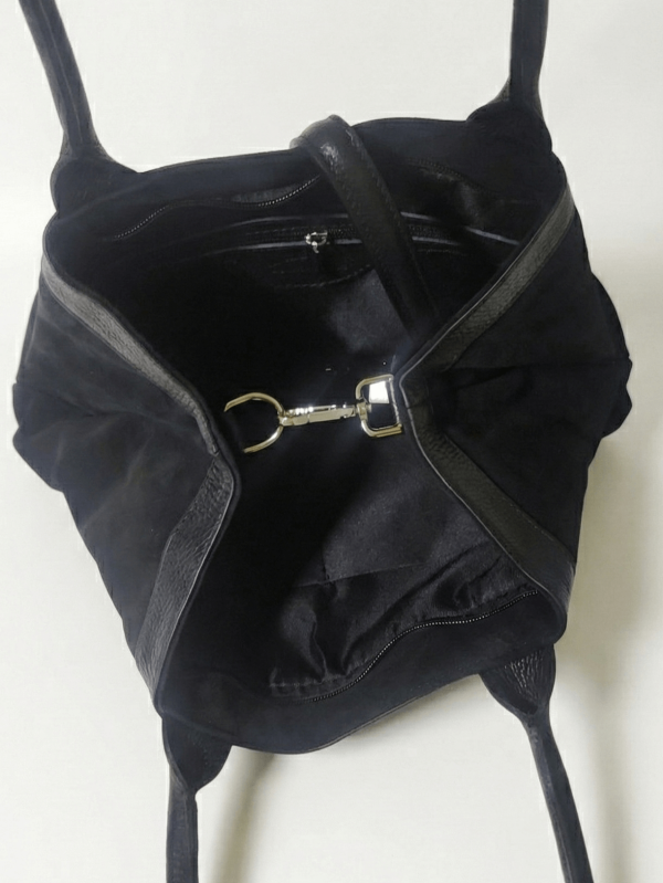 Вътрешно разпределение на дамска чанта с джобове и карабинер за промяна на формата.