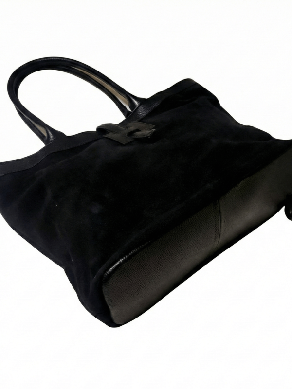 Чанта от естествена кожа с твърдо дъно и велурена горна част.