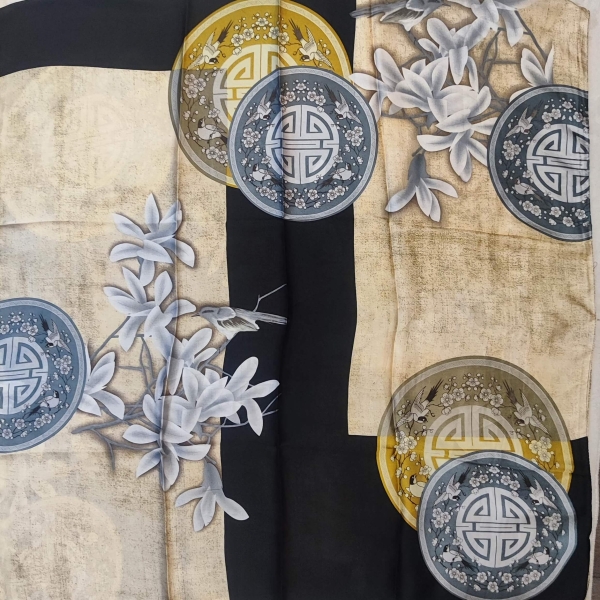 Голям сатенен шал 190 на 90 см с принт на птици, цветя и геометрични кръгове.