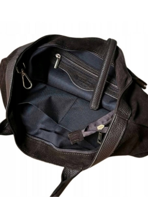 Вътрешно отделение на кафява чанта велурена