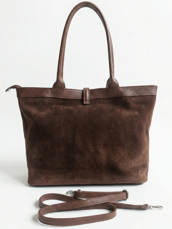 Задна част на велурена кафява чанта