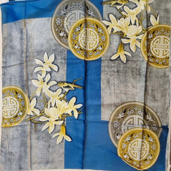 Luxurious satin scarf in blue and gold with floral motifs, made of viscose and silk