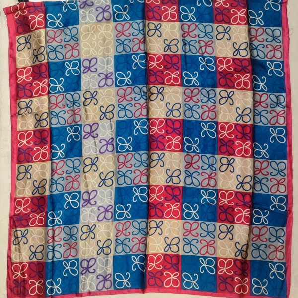 Large rectangular scarf 90x190 cm with a repeating motif in pink and blue on a beige background.