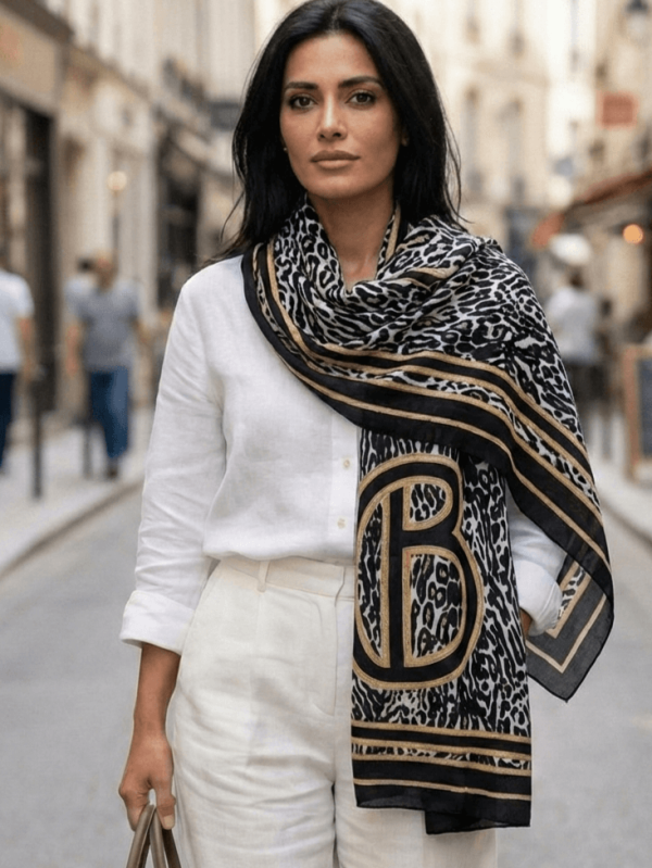 Елегантен черно-бял шал със златни кантове