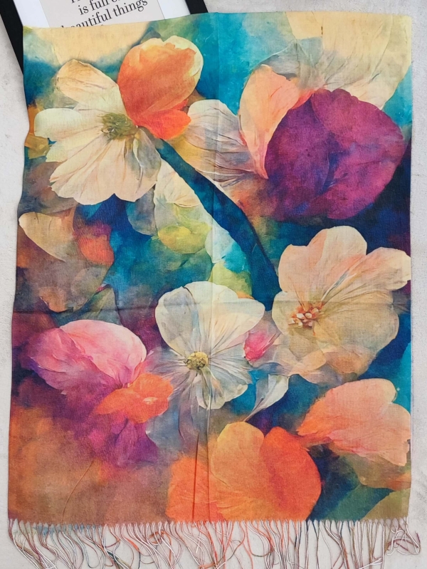 Сгънат дамски памучен шал с големи акварелни флорални мотиви в оранжево, розово и лилаво на син фон с ресни. Размер 180x70 см от Unique Fashion