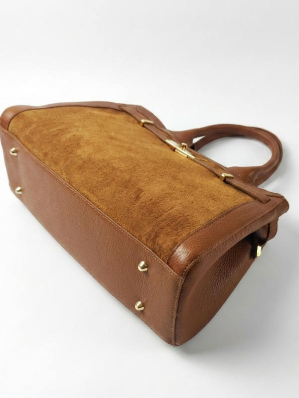 Детайли и метални крачета на кафява кожена дамска чанта от Флоренция