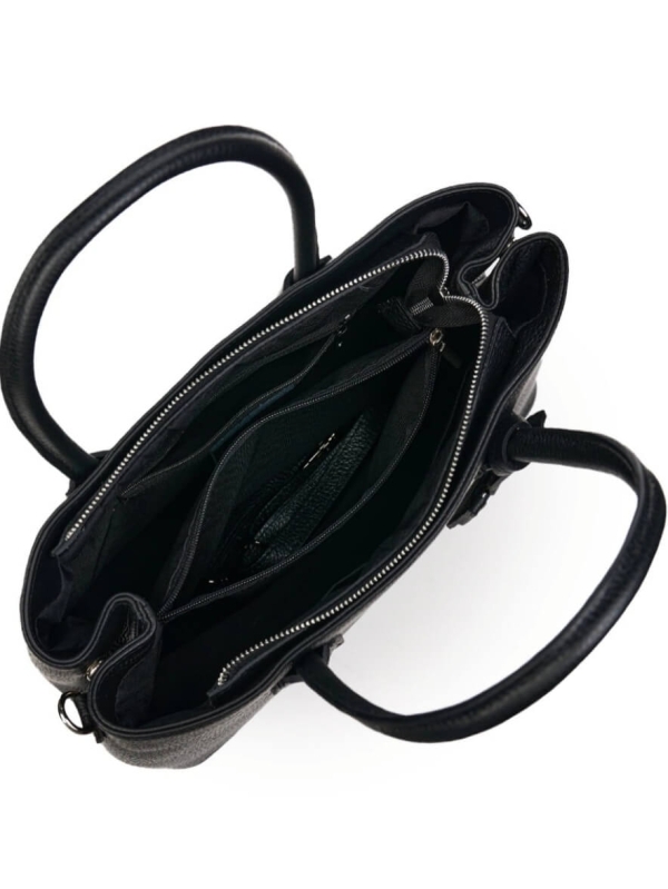 Голяма италианска чанта от естествена кожа, изглед отгоре показващ практично разпределение с три отделения и черен хастар.