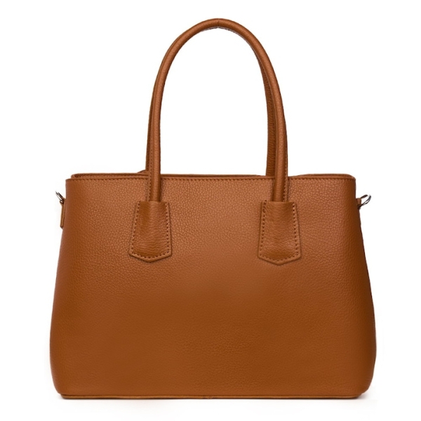 Заден изглед на голяма кафява дамска чанта от естествена кожа с изчистен дизайн и релефна текстура.