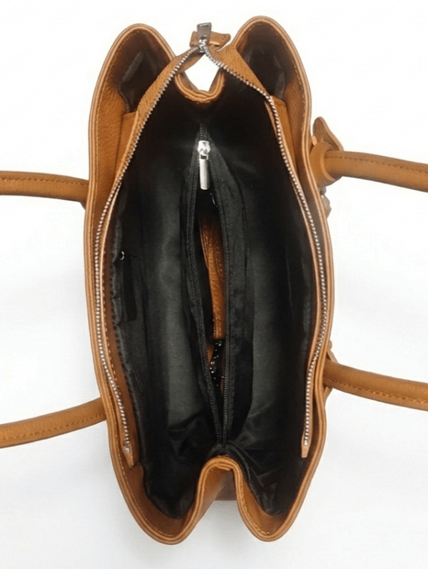 Поглед отгоре във вътрешността на кафява кожена чанта Vera Pelle, показващ три отделения, черен хастар и допълнителна дълга презрамка.