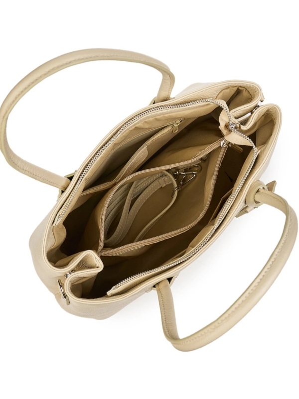 Поглед отгоре във вътрешността на бежова кожена чанта Vera Pelle, показващ три отделения, бежов хастар и допълнителна дълга презрамка.