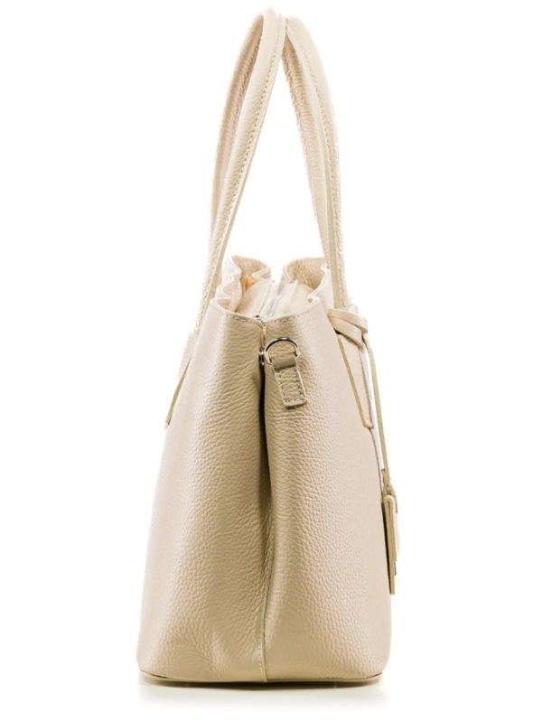 Елегантна бежова чанта от естествена кожа с две дръжки, сребърни елементи и висящ кожен декоративен детайл.