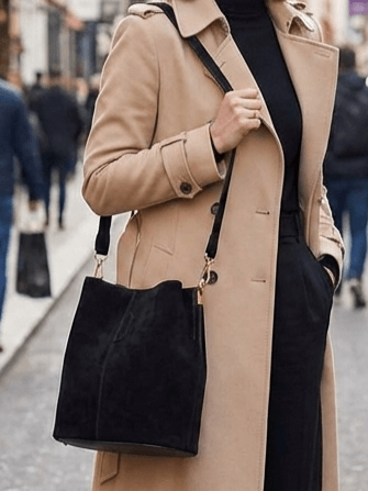 Италианска велурена чанта с дълга презрамка за носене през тяло