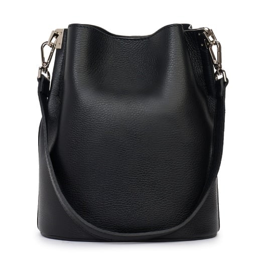 Черна дамска чанта със сребърни метални елементи, произведена в Италия