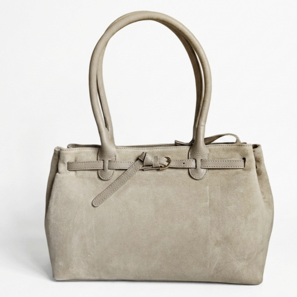 Дамска чанта от естествена кожа и велур в светло бежово, изглед отпред със златисти детайли и къси дръжки.