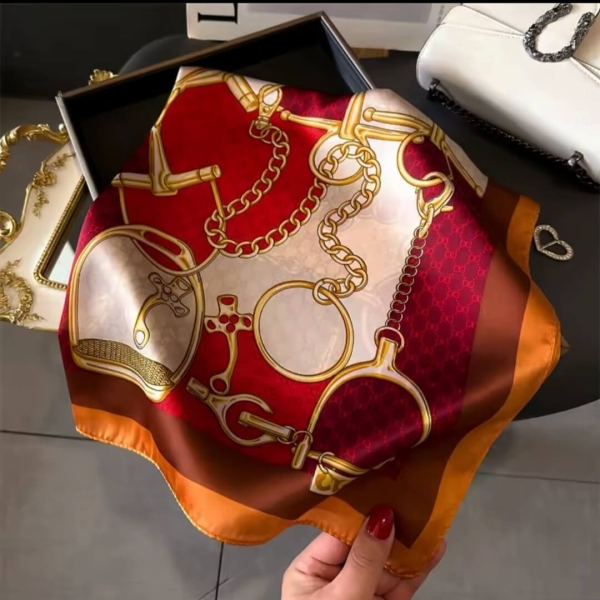 Елегантна дамска сатенена кърпа от полиестер с дизайнерски мотиви.