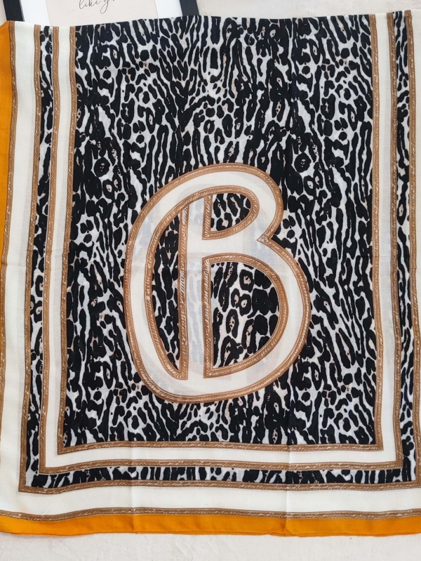 Elegant women's scarf