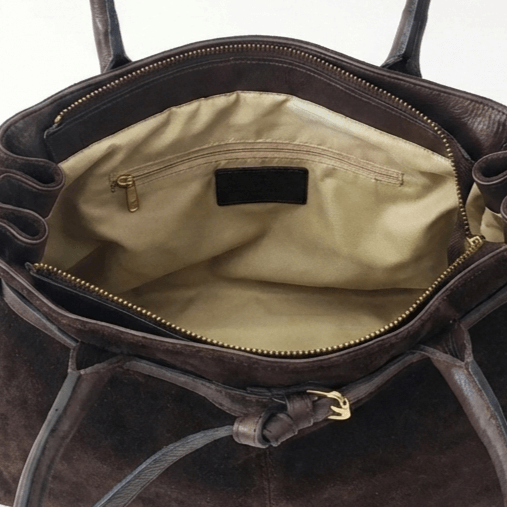 Вътрешно разпределение и джобове на кафява велурена дамска чанта