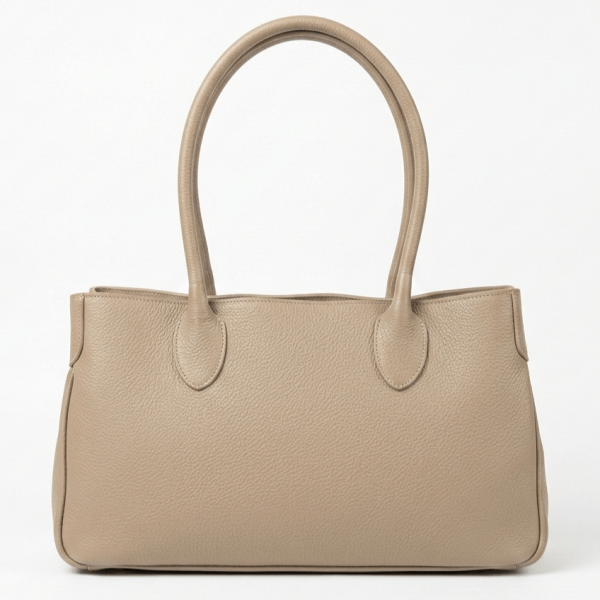 Елегантна бежова италианска дамска чанта от естествена кожа с две къси дръжки.