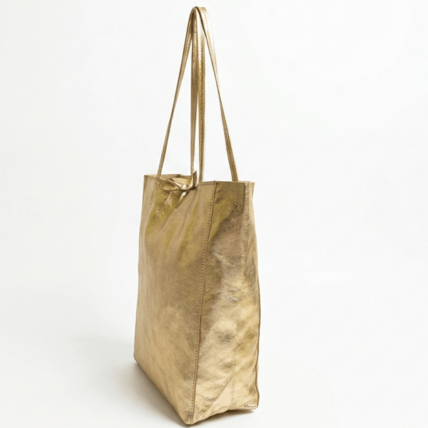 Страничен изглед на златна кожена чанта с дълги дръжки