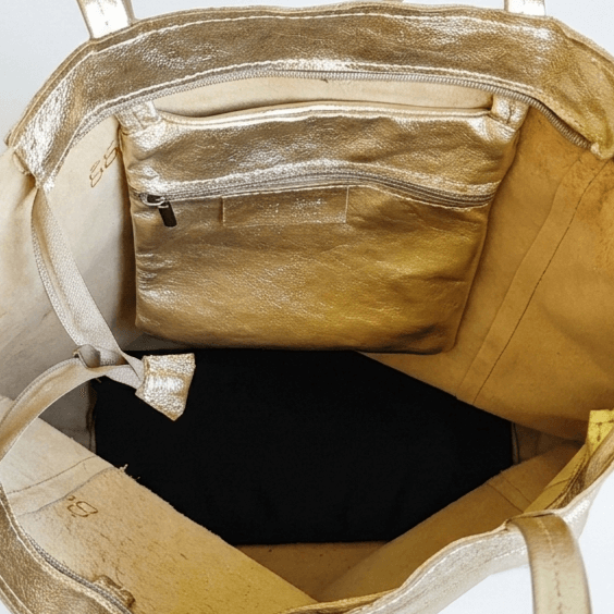 Вътрешно отделение и джоб с цип на златна чанта от естествена кожа