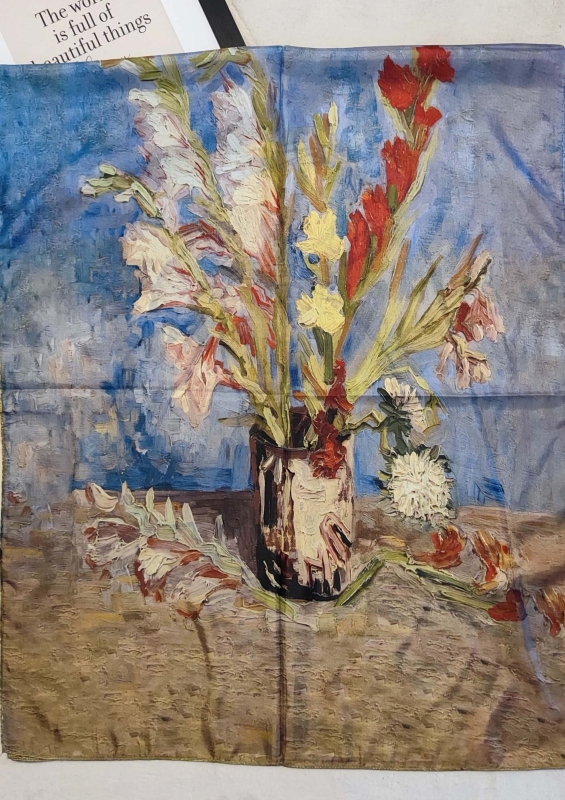 Копринен шал с две лица, показващ принт на ваза с гладиоли и есенни цветя в синьо и червено