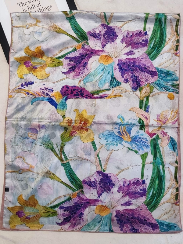 Детайл на флорален мотив и материя от коприна и вискоза на дамски шал.