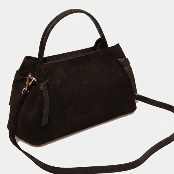 Тъмно кафява велурена чанта с дълга регулируема презрамка за рамо и златисти метални детайли.