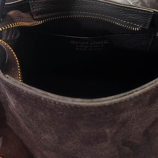 Черен кожен интериор на луксозна дамска чанта с надпис Genuine Leather Made in Italy.