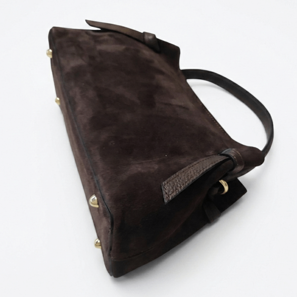 Страничен профил и дъно на италианска велурена чанта със златисти предпазни крачета.